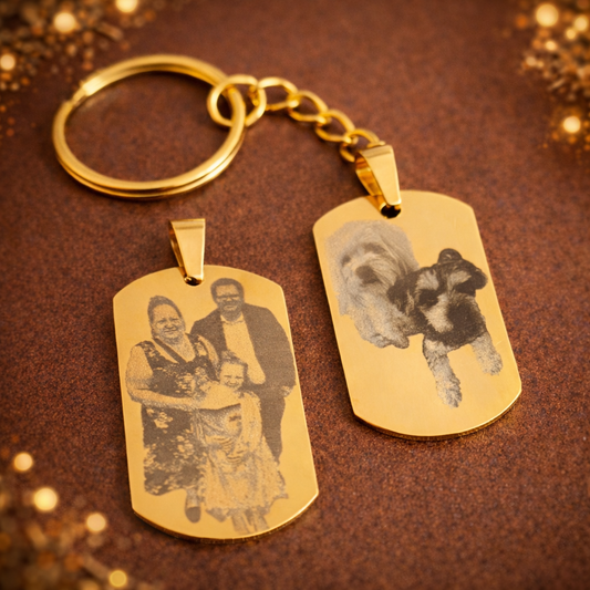 goldener Schlüsselanhänger mit Fotogravur